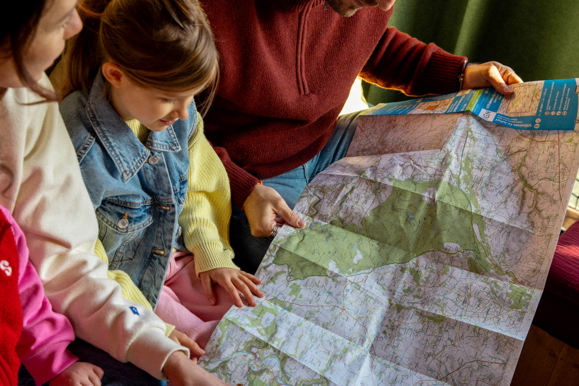 Famille regardant une carte pour préparer sa prochaine rando