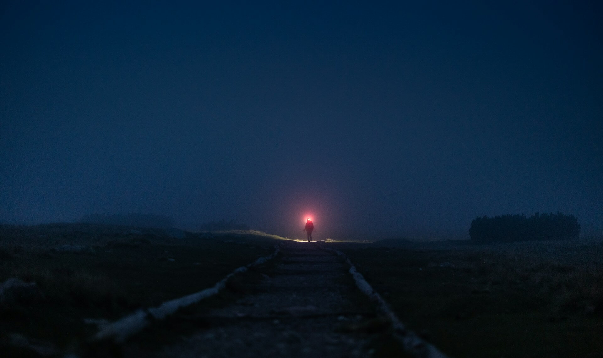 Ambiance mystique et brumeuse lors d’une randonnée la nuit