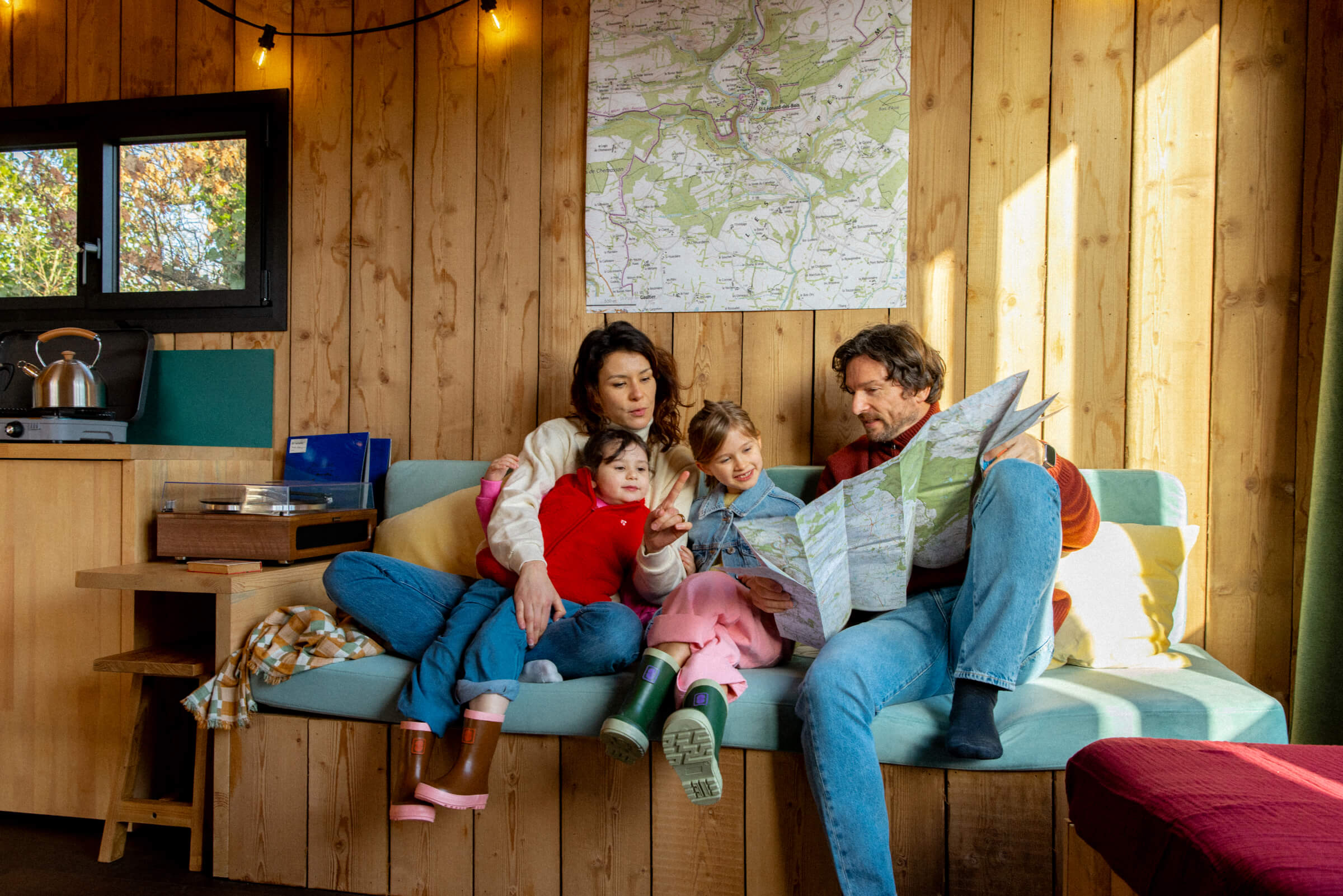 Famille préparant sa prochaine aventure à deux pas de chez soi