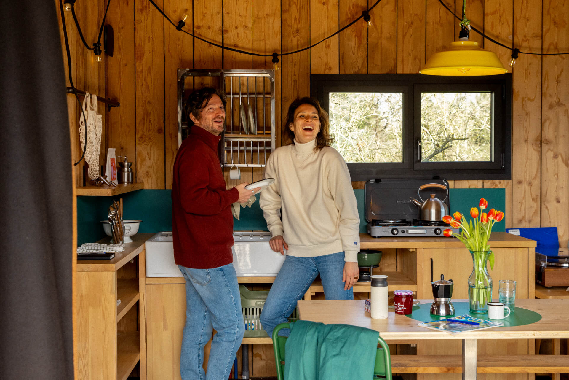 3S6A1192-1 Deux coworkers en train de profiter du confort d’une cabane dans les bois