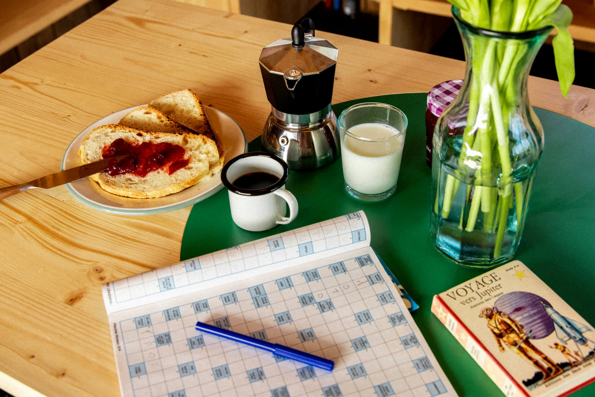 3S6A1273-1 Un petit-déjeuner au soleil dans la pièce principale de la cabane Bon Air Club.