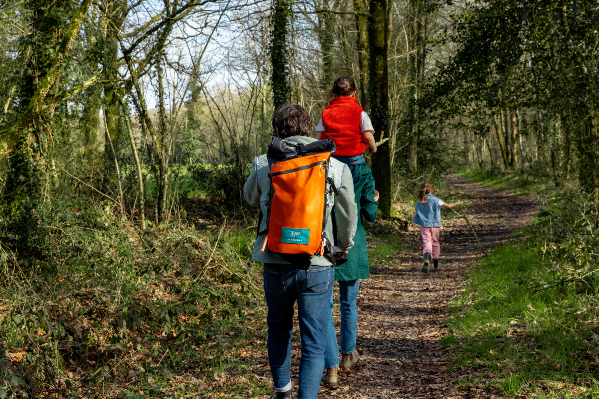 3S6A1523-1 Une famille pratiquant la randonnée au soleil