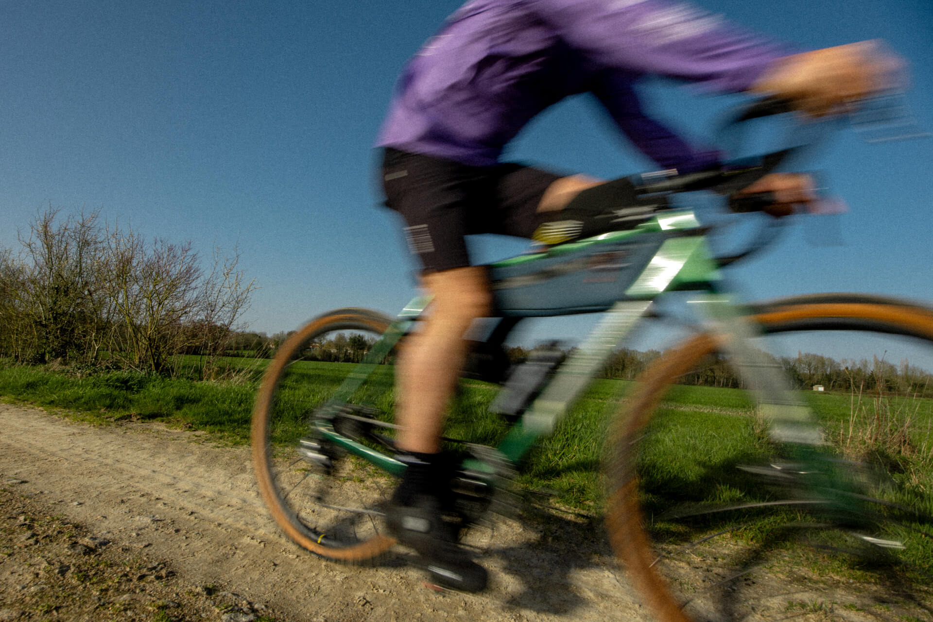 3S6A2036-1 Un pratiquant du cyclisme gravel sur une piste en pleine nature.
