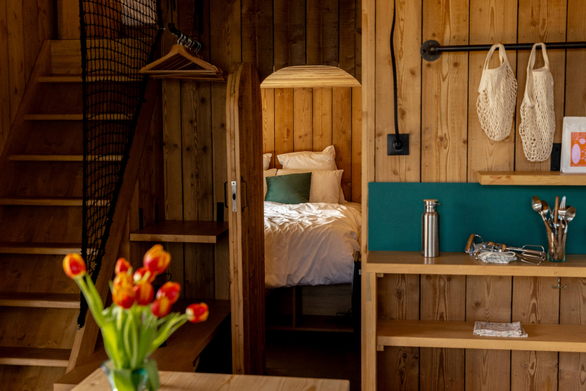 Copie de 3S6A1358 Un couple organise sa première rando sur la terrasse de la cabane en utilisant un réchaud