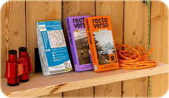 IMAGE-FAMILLE-1 Équipement de randonnée sur une étagère en bois : cartes, jumelles et corde. L'essentiel pour le camp de base.