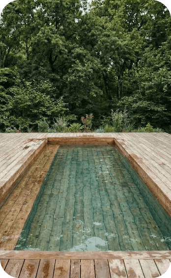 Piscine en bois naturel entourée d'une terrasse et d'une forêt verdoyante. Espace extérieur paisible.