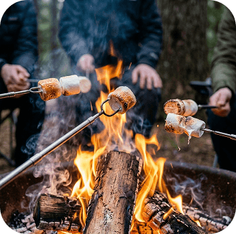 Faire griller des guimauves au-dessus d'un feu de camp avec des amis.