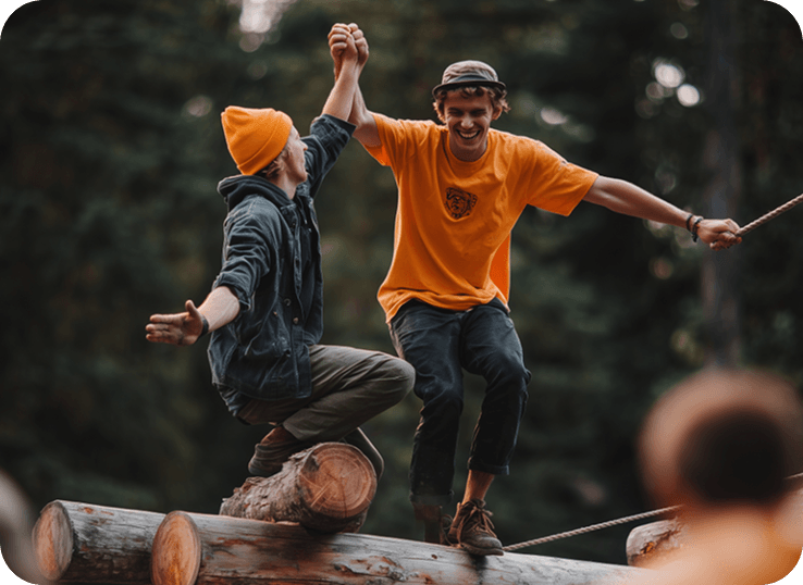 Rectangle 22 Deux hommes en équilibre sur des rondins lors d'une activité de cohésion d'équipe dans le cadre d'un séminaire.