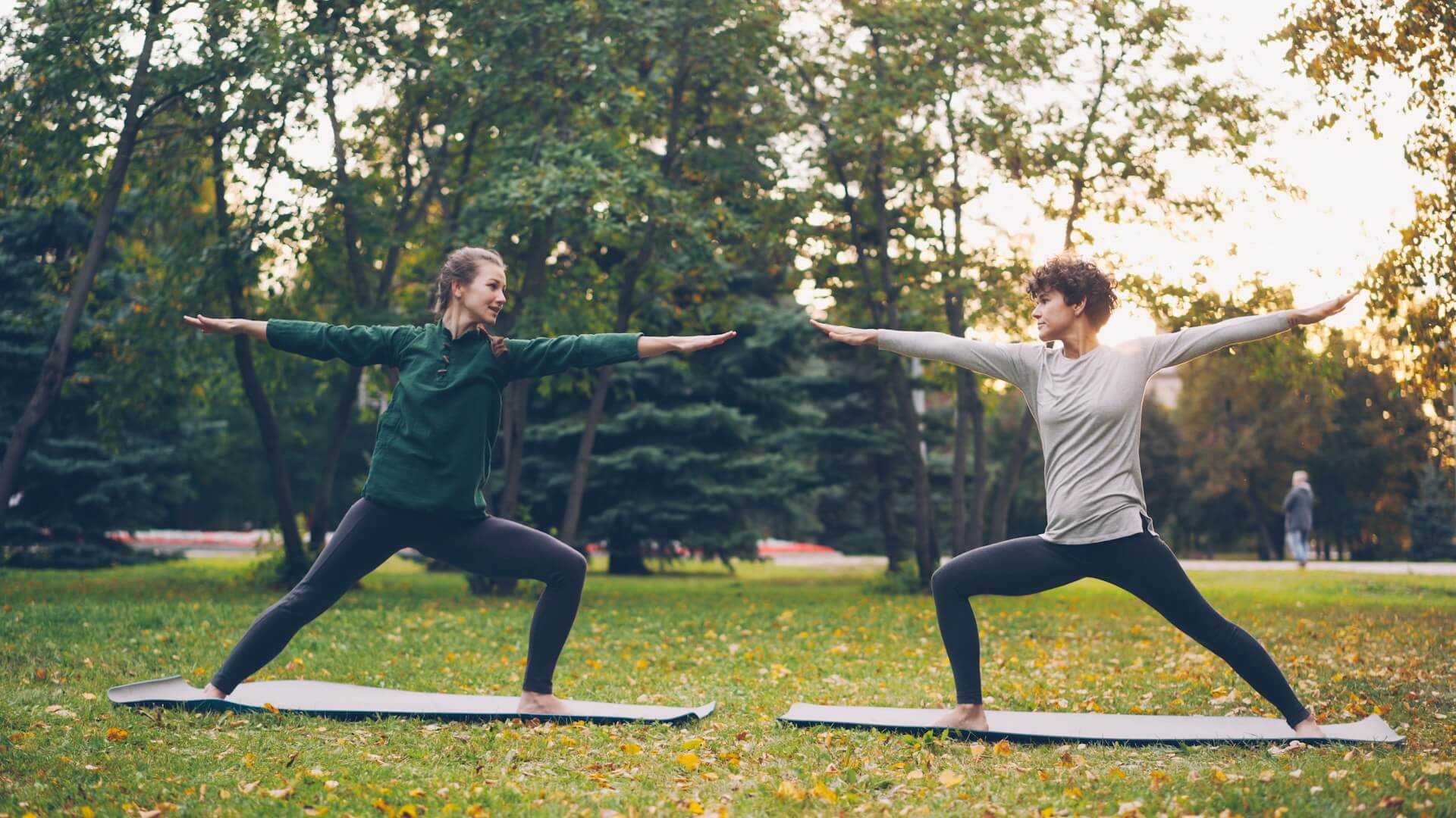 vitaly-gariev-q5Ngc7auKJI-unsplash Deux personnes en train de se ressourcer grâce au yoga en nature
